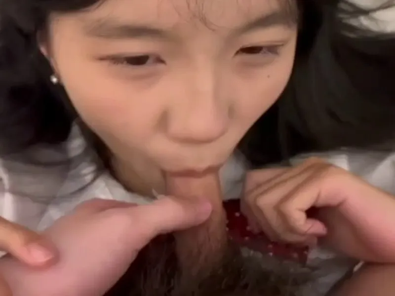 Em loli dễ thương liếm cò biến em thành con em đĩ nứng p2